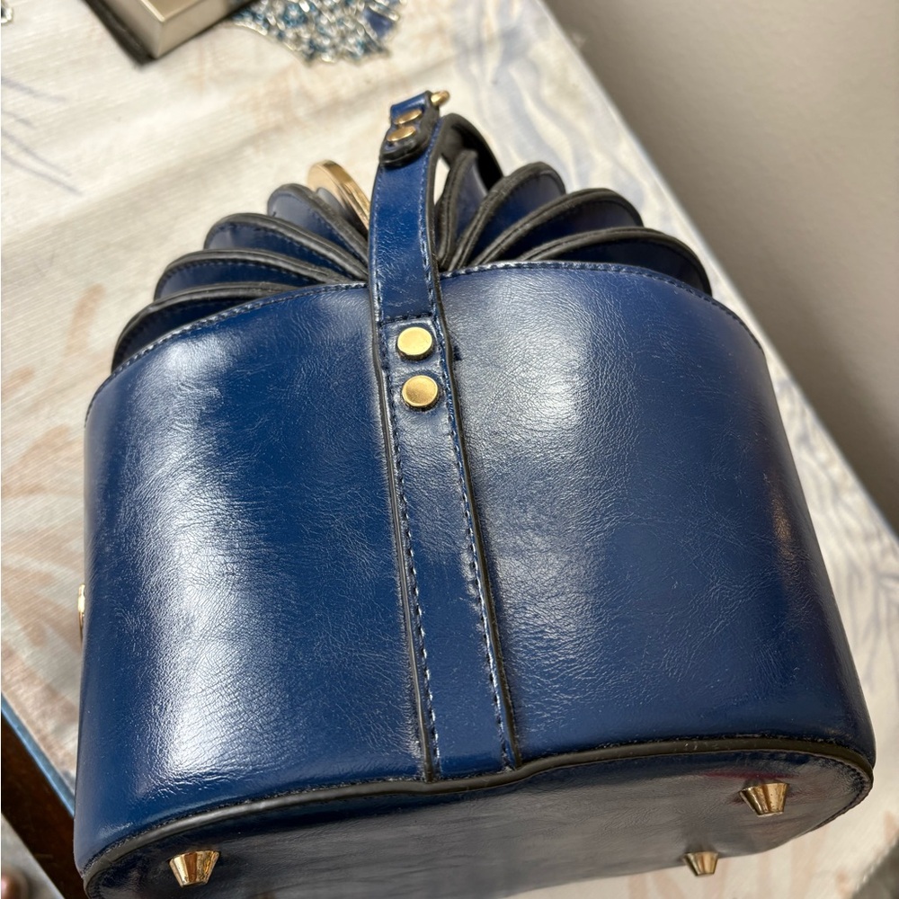 Royla blue bucket purse - Picture 2 of 5